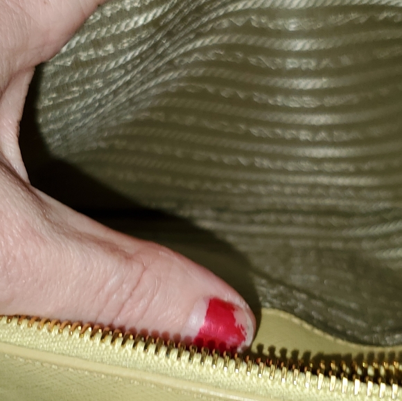 Genuine Prada Purse. If you want more pics, ask - Picture 6 of 8